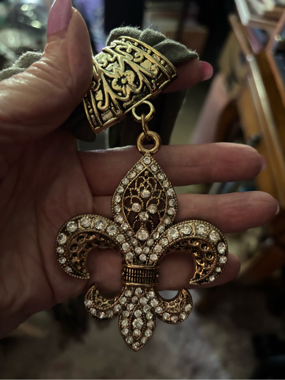 Gold Fleur-de-Lis Crystal Pendant Scarf